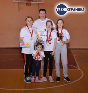 fam 1 283x300 - В спортивном комплексе «Технокерамика» прошли соревнования «Папа, мама, я – спортивная семья» среди семей сотрудников завода.